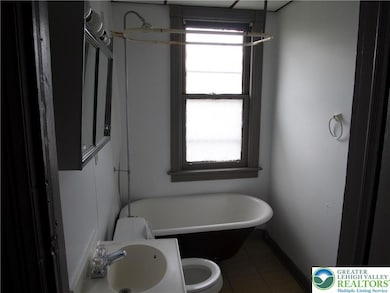 502 W Pennsylvania Ave unit 1/2, Pen Argyl, PA 18072 - photo 3