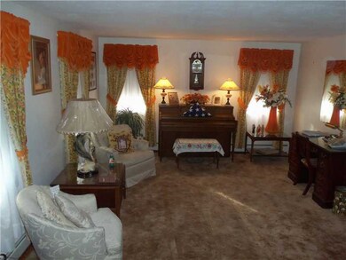 Living Room. Spacious living room with great natur