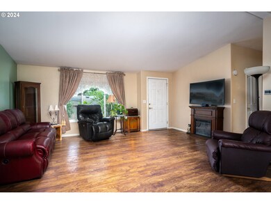 Living Room/Entrance