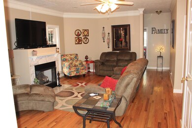 14x21 Living Room w/ Hardwoods