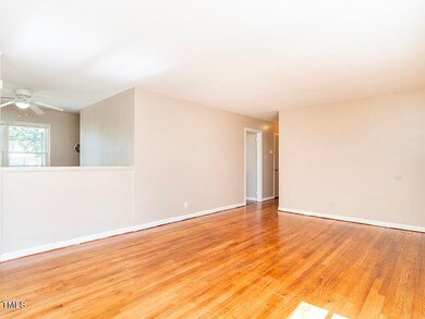 07 2923_McKinneySt LivRm4_MLS