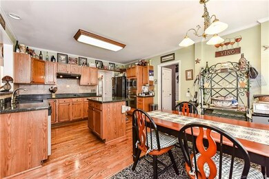 Kitchen & Breakfast Area