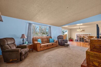 1073MayfairLn-004