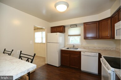 1422 Shady Glen Dr, District Heights, MD 20747 - photo 3