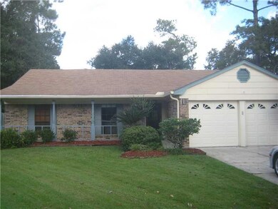Photo. House faces out on to cul de sac.