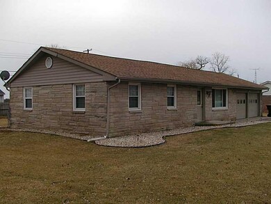 8981 E Hillcrest Rd, Columbus, IN 47203 - photo 3