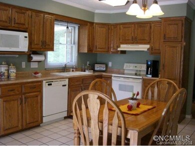 Kitchen w/custom cabinets