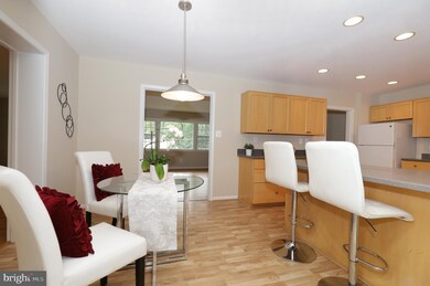 9127 Maywood Ln, Fairfax, VA 22031 - photo 7