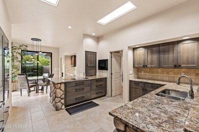 Kitchen w/granite counters