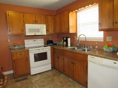 301 Pineridge Dr, Hopkinsville, KY 42240 - photo 5