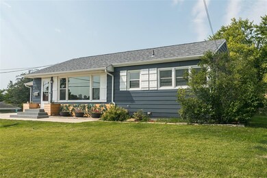 1624 11th St NW, Cedar Rapids, IA 52405 - photo 2