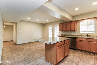 006-photo-dining-room-10573094
