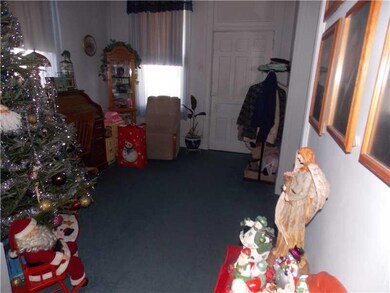 Entry/Foyer.