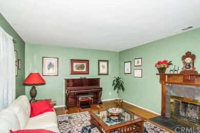 Living room with fireplace with wood mantle and st