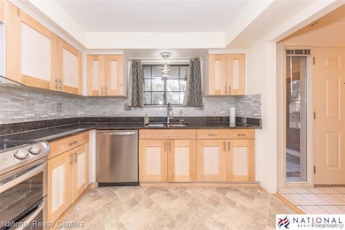 29705 Pine Ridge Cir unit 35, Farmington Hills, MI 48331 - photo 3