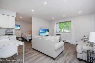 (6) LIVING ROOM