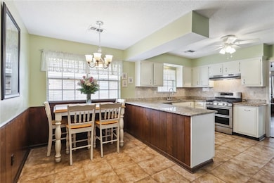 Breakfast area/kitchen
