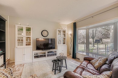 21581 Creekside Cir, Lakeville, MN 55044 - photo 3