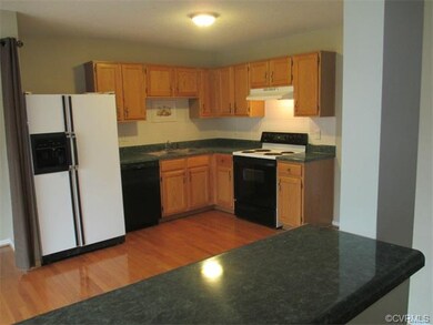 Great working Kitchen with a bar to display for food and perfect for entertaining!