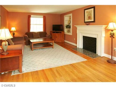 Living Room - What a sweet built-in bookcase nook 