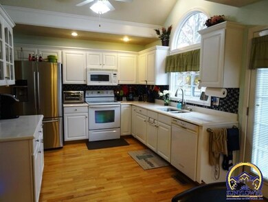 3520 SW Willow Brook Ln, Topeka, KS 66614 - photo 4