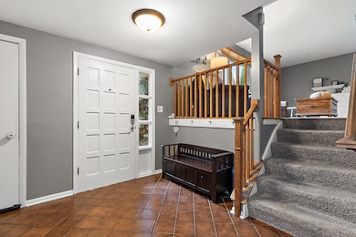 2231 S Bradford Dr, Wheaton, IL 60189 - photo 3