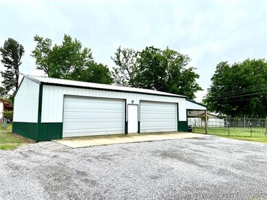 411 N Howey St, Chouteau, OK 74337 - photo 2