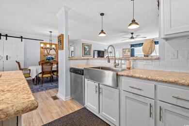 Kitchen with tasteful backsplash, a barn door, dis