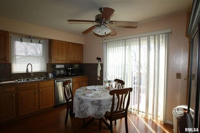 6402 Hillandale Rd, Davenport, IA 52806 - photo 7