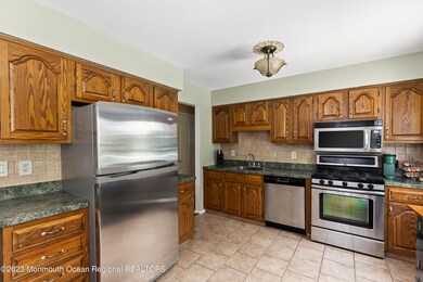 15 NEWBURY CIR HOWELL-42