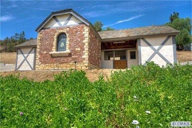 Custom three stall barn, close to riding trails, r
