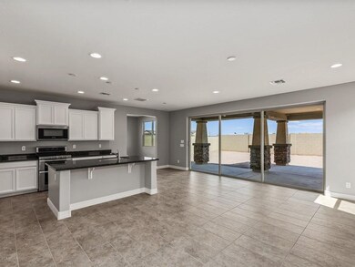 005_Living Room & Kitchen