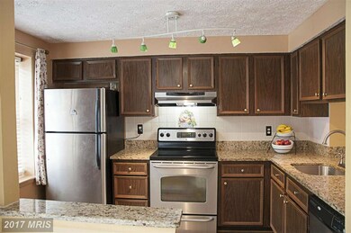 8482 Lazy Creek Ct, Springfield, VA 22153 - photo 5