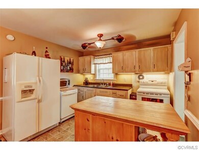 Beautiful kitchen with great cabinet space and roo