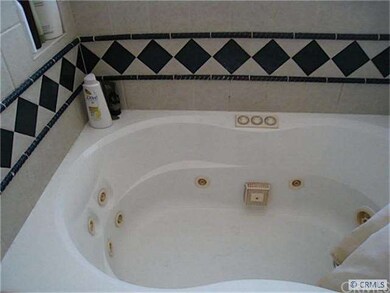 Hallway bathroom w/jet tub