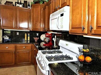 Full Backsplash Granite counters, Alder Raised Pan