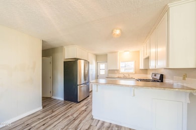 302 LR to Kitchen