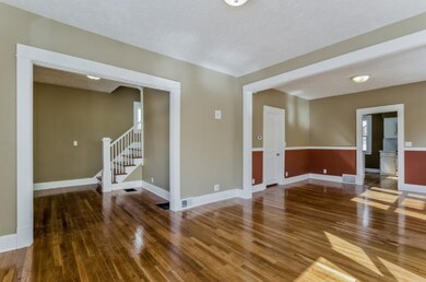 008-Living_Room-877176-mls