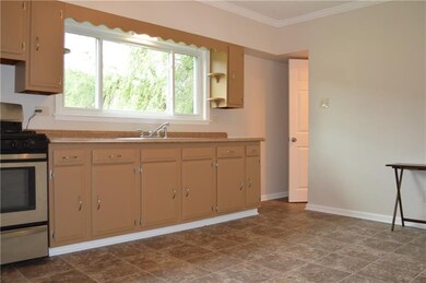 Large east-in kitchen with a gas stove.