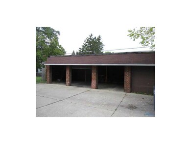 Detached Garage.