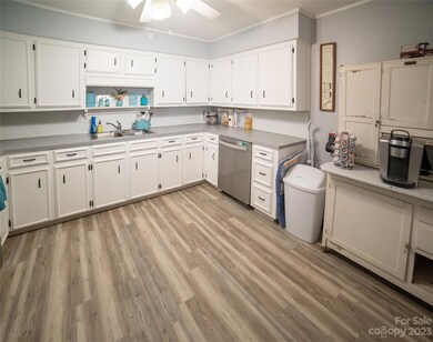 Counter space and cabinets...a chef's dream
