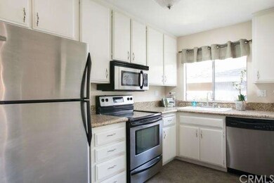 Stainless steel appliances & granite countertops i