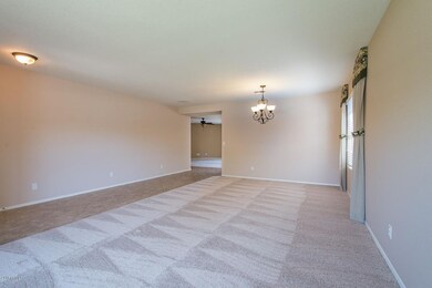2754 W Tanner Ranch Rd Queen-large-004-1