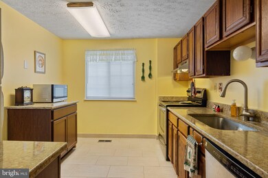 8849 Woodlawn Way, Springfield, VA 22153 - photo 5