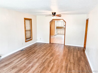416 Locust Ave, Eufaula, OK 74432 - photo 5