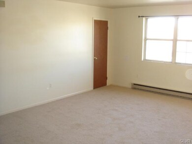 1082 Pine Grove Cir unit 4C, Allentown, PA 18106 - photo 5