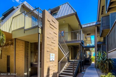 5 Exterior photo e