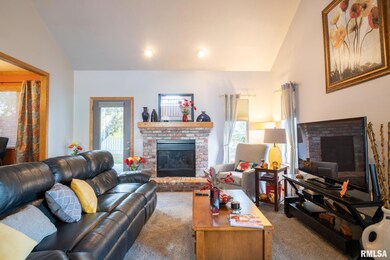 5519 N Pepperwood Ct, Peoria, IL 61615 - photo 7