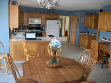 EAT IN KITCHEN/DINING AREA