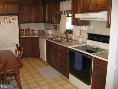 966 E Pine St, Palmyra, PA 17078 - photo 2